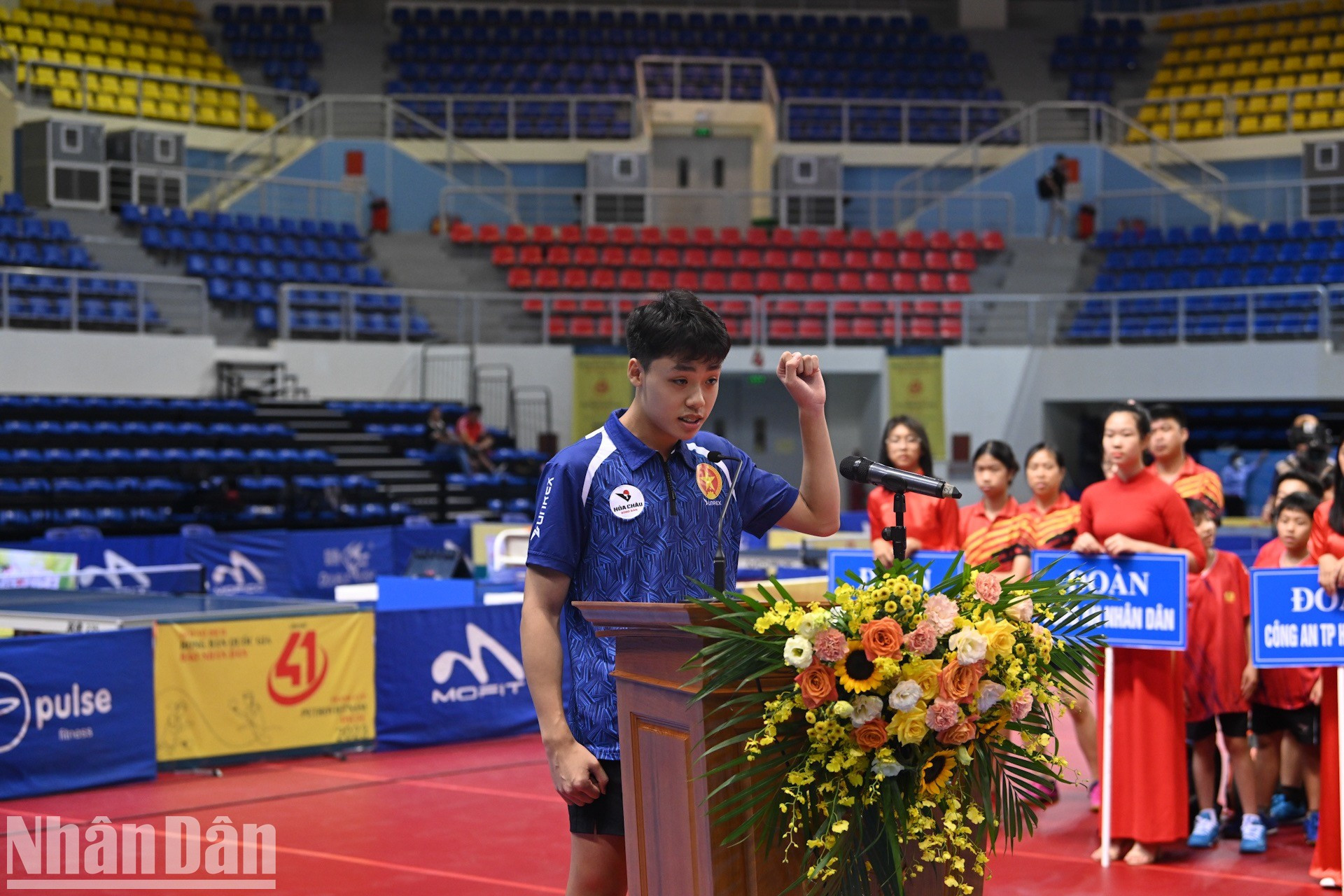 El atleta Nguyen Hoang Lam toma el juramento.