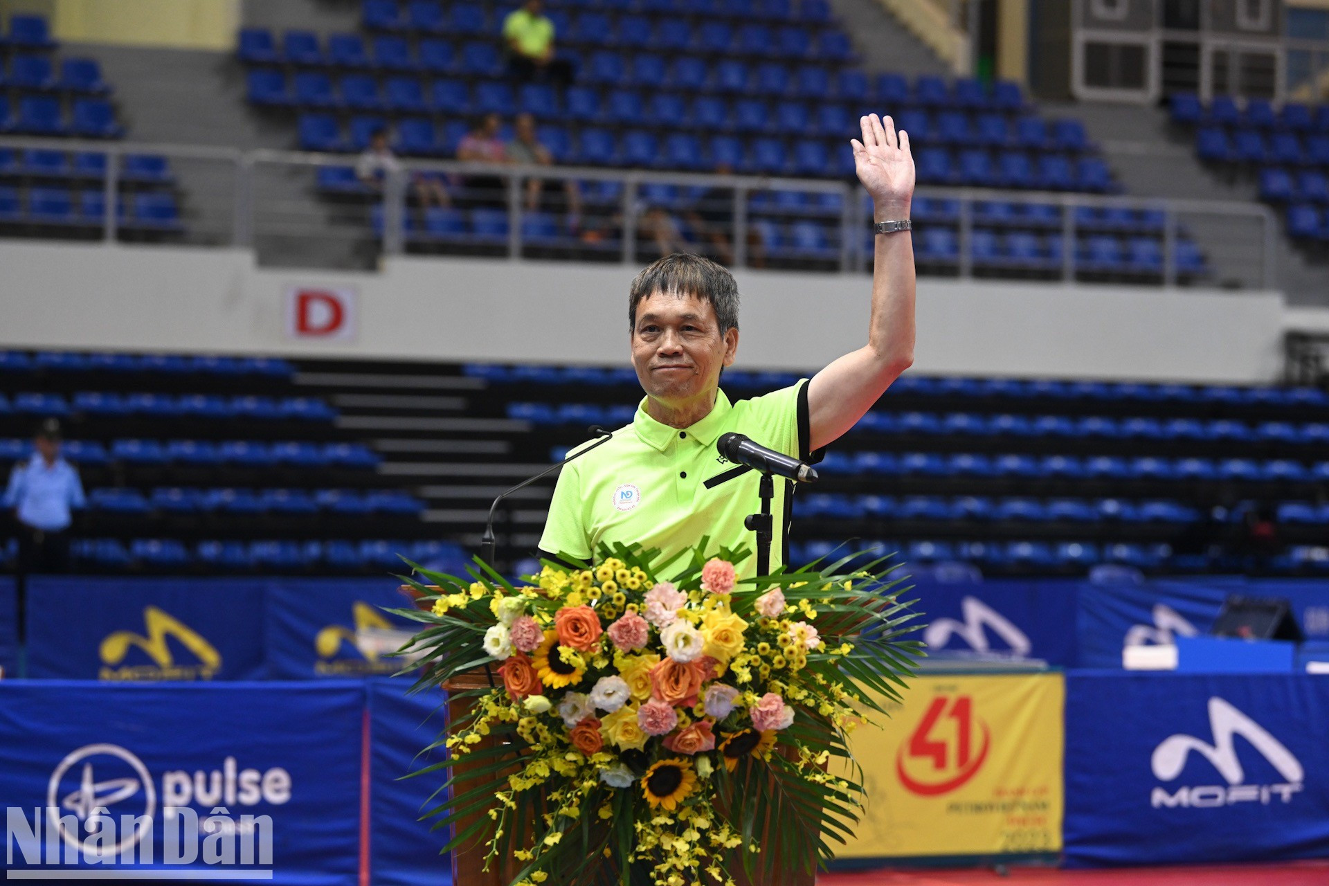 El réferi Nguyen Tien Hung toma el juramento.