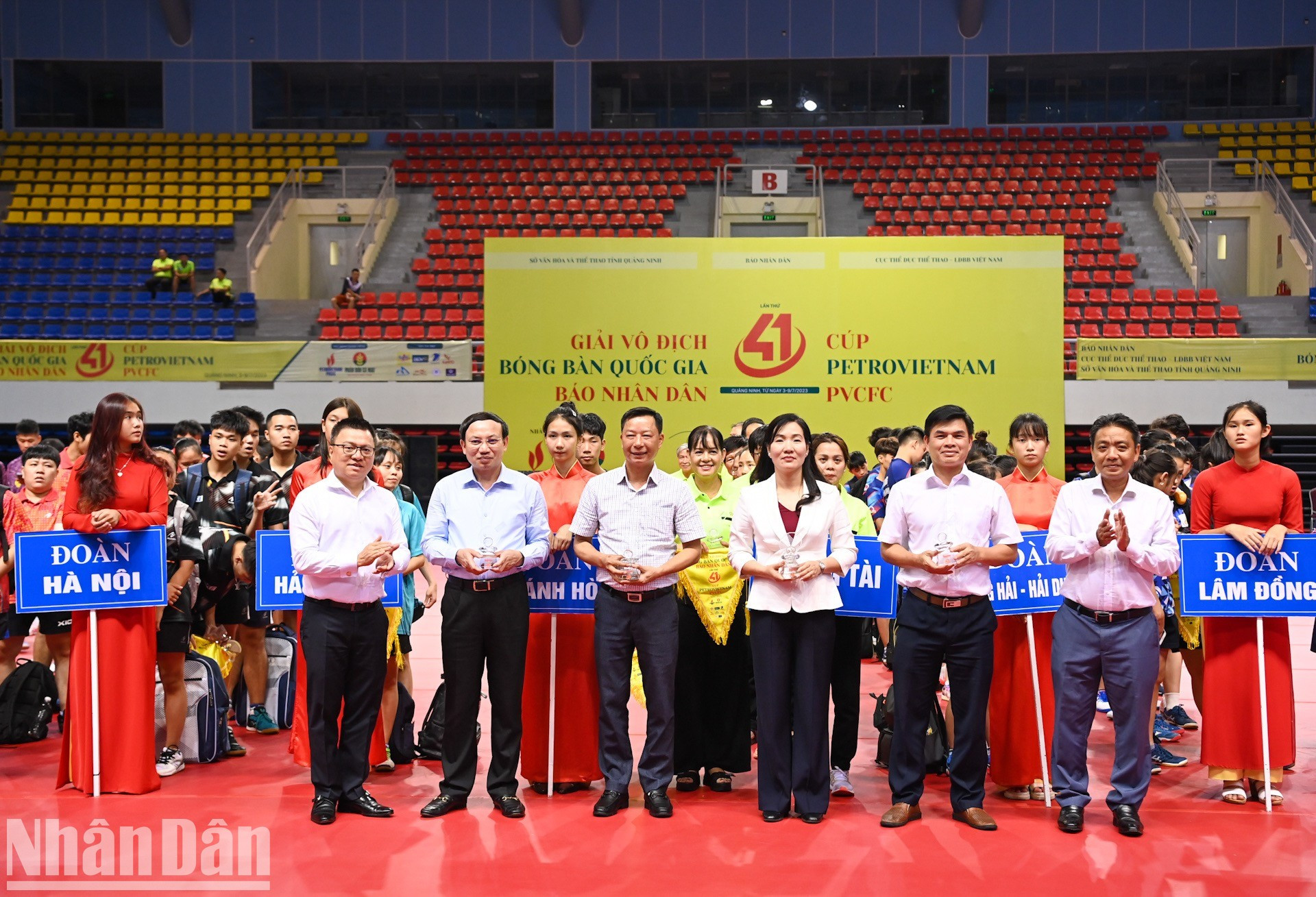Los delegados posan para fotos de recuerdo.