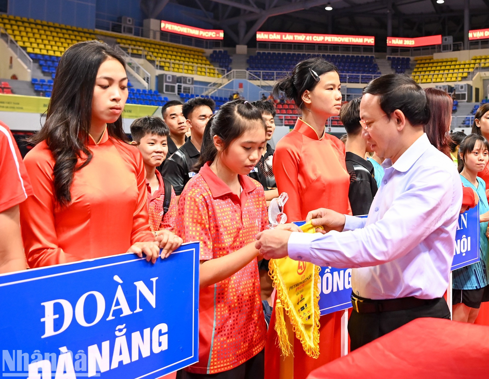 El secretario del Comité del Partido Comunista de Vietnam en Quang Ninh, Nguyen Xuan Ky, otorga placas conmemorativas de cristal a los tenistas.