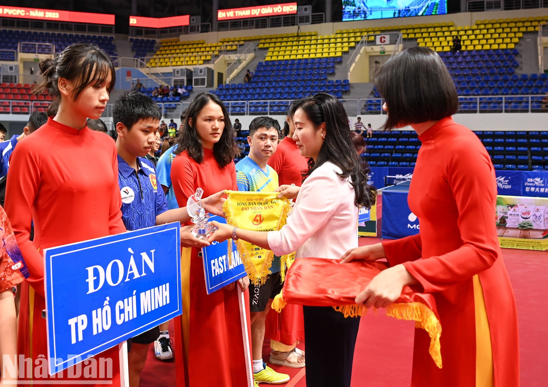 Entrega de placas conmemorativas de cristal a los participantes.