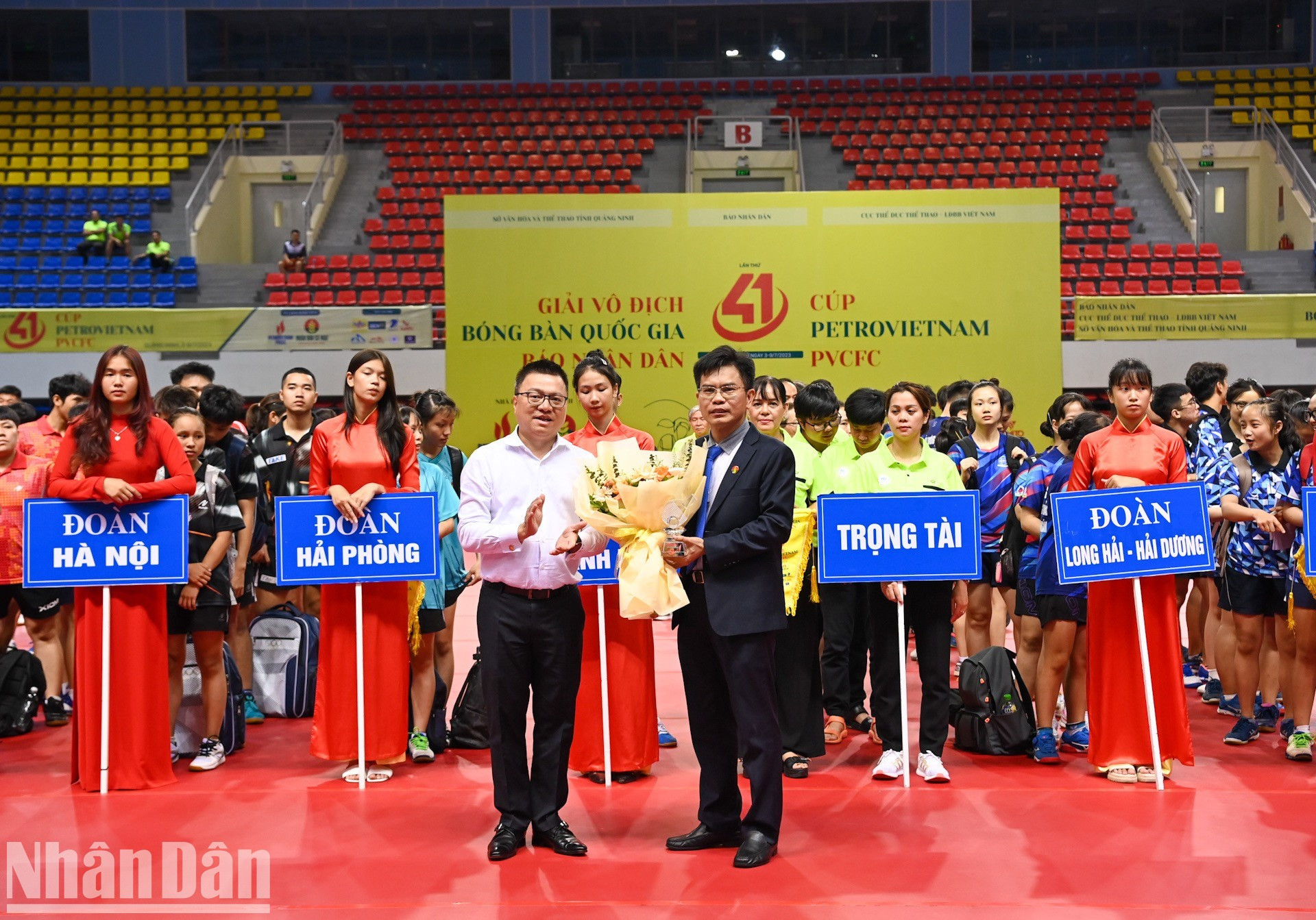 Entrega de flores y una placa conmemorativa de cristal al representante de la empresa patrocinadora del campeonato.