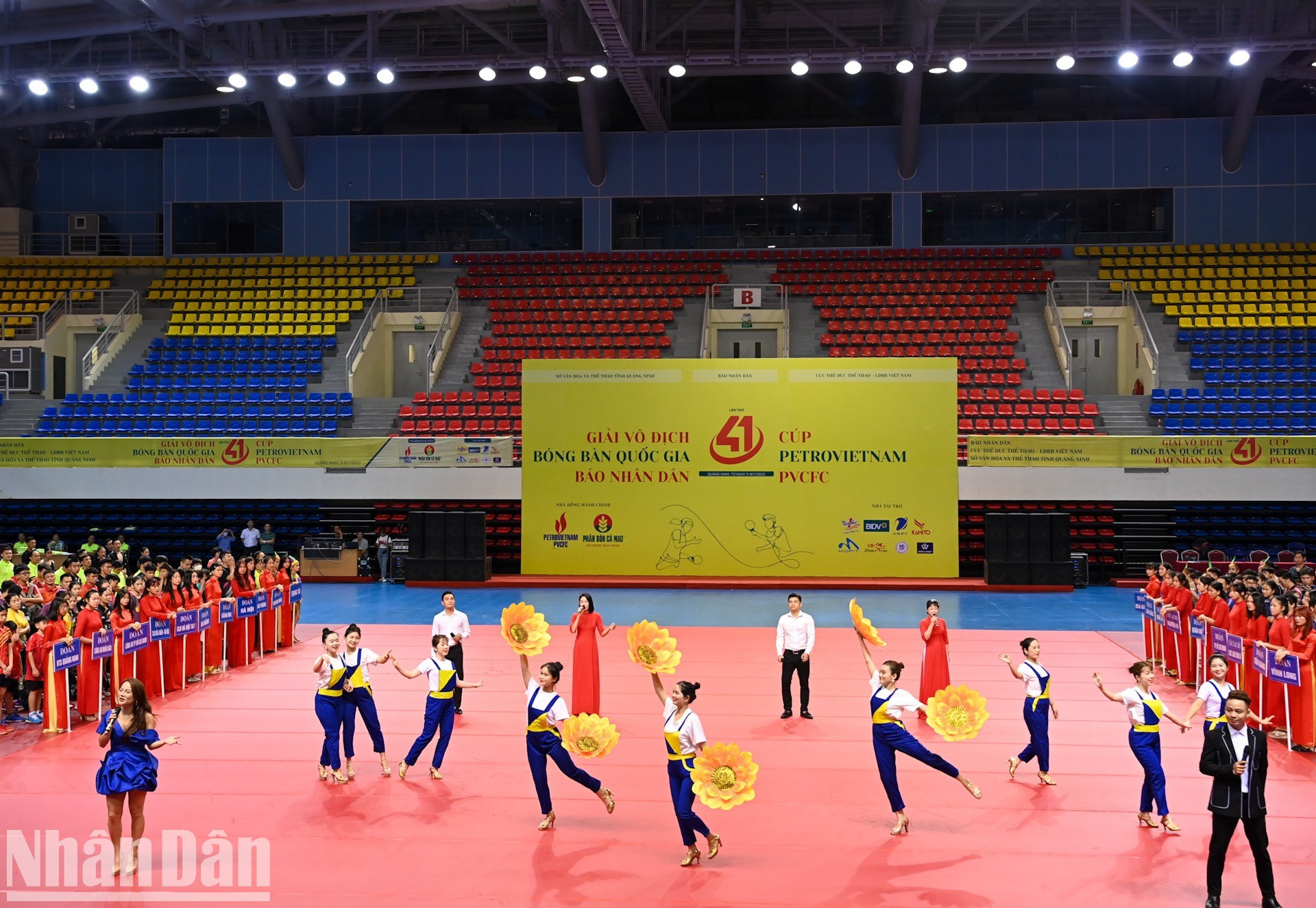 Actuaciones artísticas en la ceremonia de apertura del torneo.