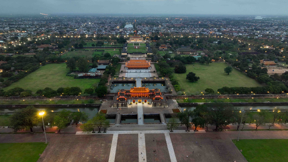La Ciudadela Imperial de Hue se divide en dos áreas principales: Hoang Thanh (muralla exterior que protege los palacios y templos de los ancestros delmonarca) y Tu Cam Thanh (ciudadela prohibida, donde vivía la familia real). Dentro de Hoang Thanh se encuentran la imponente Puerta de Ngo Mon y el Palacio de Thai Hoa. Por su parte, Tu Cam Thanh alberga estructuras como Dai Cung Mon, Ta Vu y Huu Vu, el Palacio de Can Chanh, el Palacio de Dien Tho, entre otros. La Ciudadela Imperial de Hue se divide en dos áreas principales: Hoang Thanh (muralla exterior que protege los palacios y templos de los ancestros delmonarca) y Tu Cam Thanh (ciudadela prohibida, donde vivía la familia real). Dentro de Hoang Thanh se encuentran la imponente Puerta de Ngo Mon y el Palacio de Thai Hoa. Por su parte, Tu Cam Thanh alberga estructuras como Dai Cung Mon, Ta Vu y Huu Vu, el Palacio de Can Chanh, el Palacio de Dien Tho, entre otros.