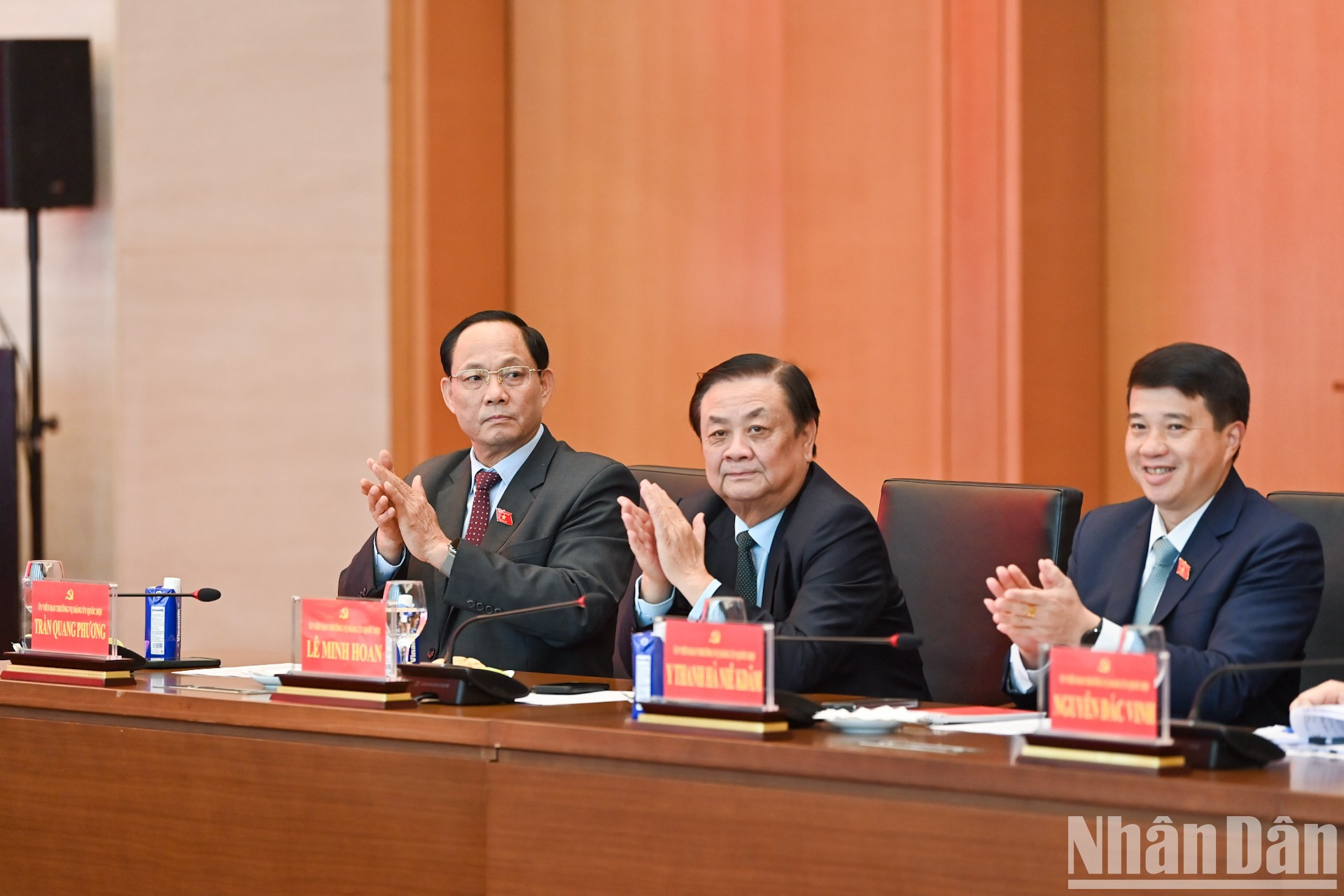 Miembros de la Junta Permanente del Comité del Partido en el cuerpo legislativo y vicepresidentes de la Asamblea Nacional. Miembros de la Junta Permanente del Comité del Partido en el cuerpo legislativo y vicepresidentes de la Asamblea Nacional.