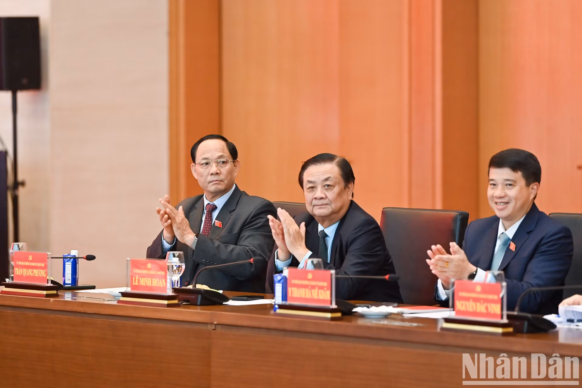 Miembros de la Junta Permanente del Comité del Partido en el cuerpo legislativo y vicepresidentes de la Asamblea Nacional.