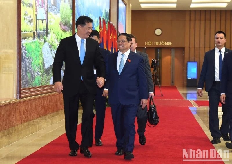 Charlan en el camino a la sala de reuniones. Charlan en el camino a la sala de reuniones.