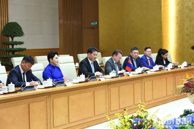 El mandatario mongol y sus acompañantes. El mandatario mongol y sus acompañantes.