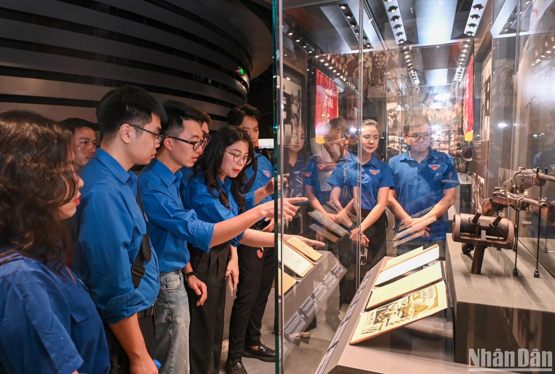 La zona dedicada a los equipos militares y armamentos acaparan gran atención de los visitantes. La zona dedicada a los equipos militares y armamentos acaparan gran atención de los visitantes.