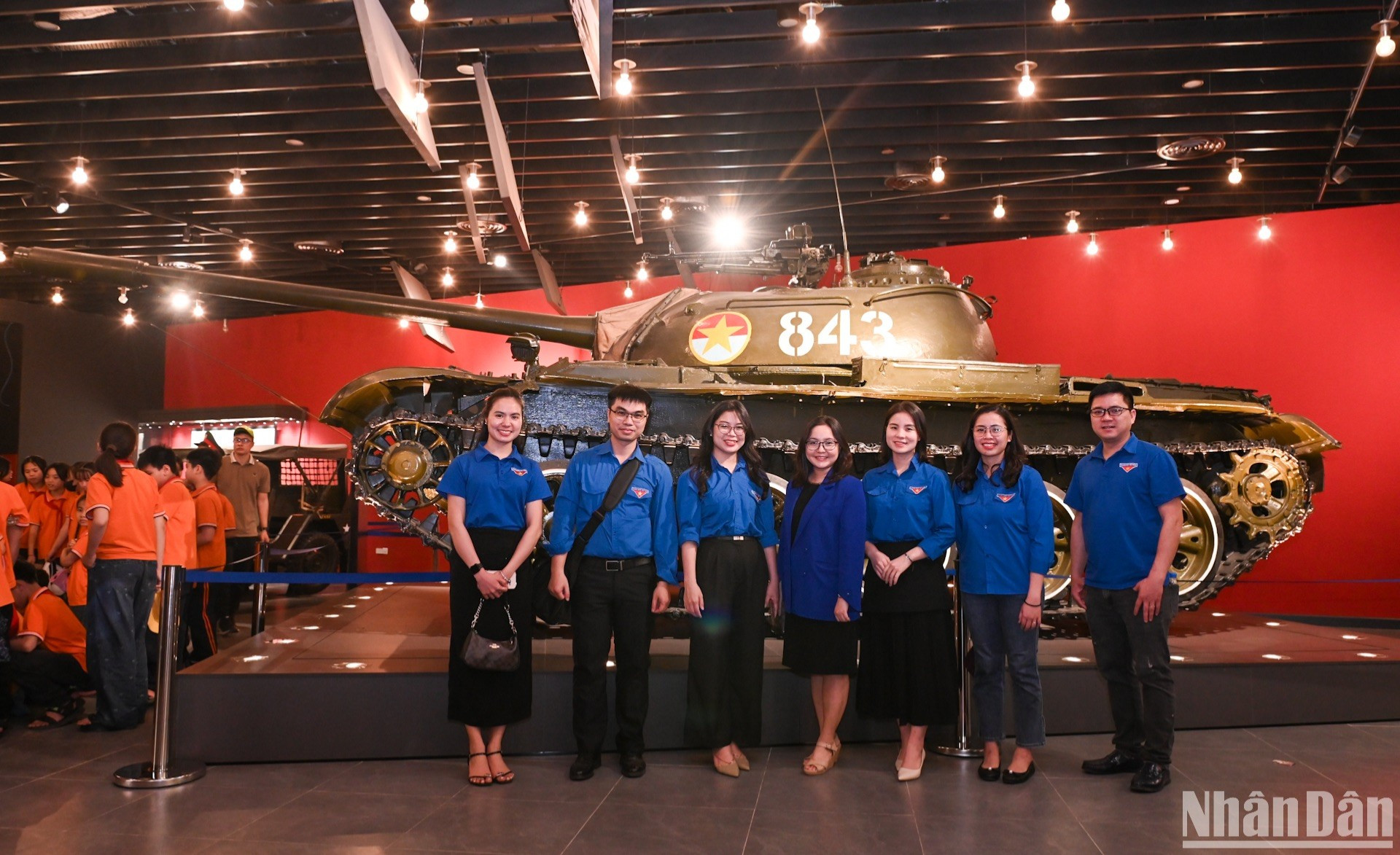 Los jóvenes periodistas posan en el área expositiva del Tanque 843, uno de los Tesoros Nacionales de Vietnam. Los jóvenes periodistas posan en el área expositiva del Tanque 843, uno de los Tesoros Nacionales de Vietnam.