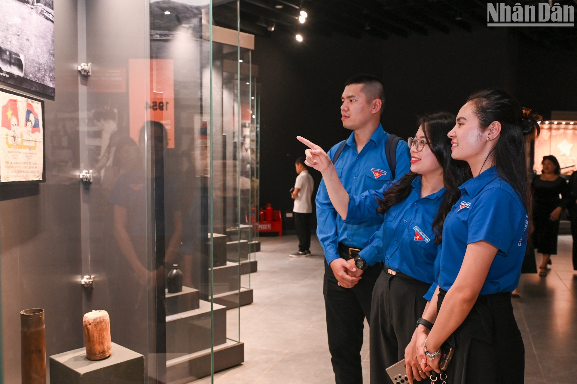 Los jóvenes periodistas leen la historia militar nacional de 1954 a 1960. Los jóvenes periodistas leen la historia militar nacional de 1954 a 1960.