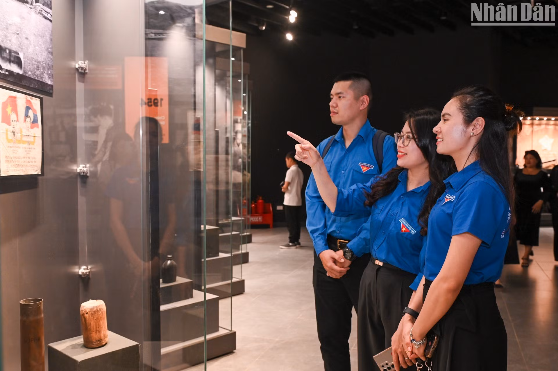 Los jóvenes periodistas leen la historia militar nacional de 1954 a 1960.