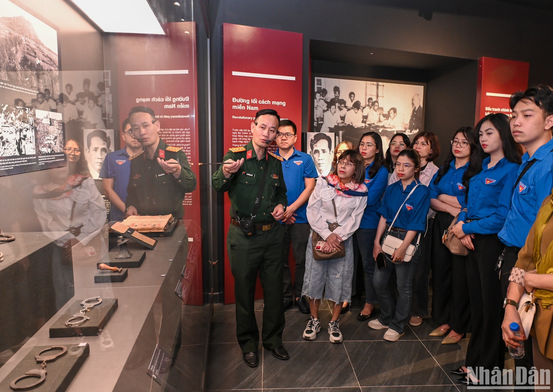 La delegación juvenil escucha explicación sobre artefactos de guerra. La delegación juvenil escucha explicación sobre artefactos de guerra.
