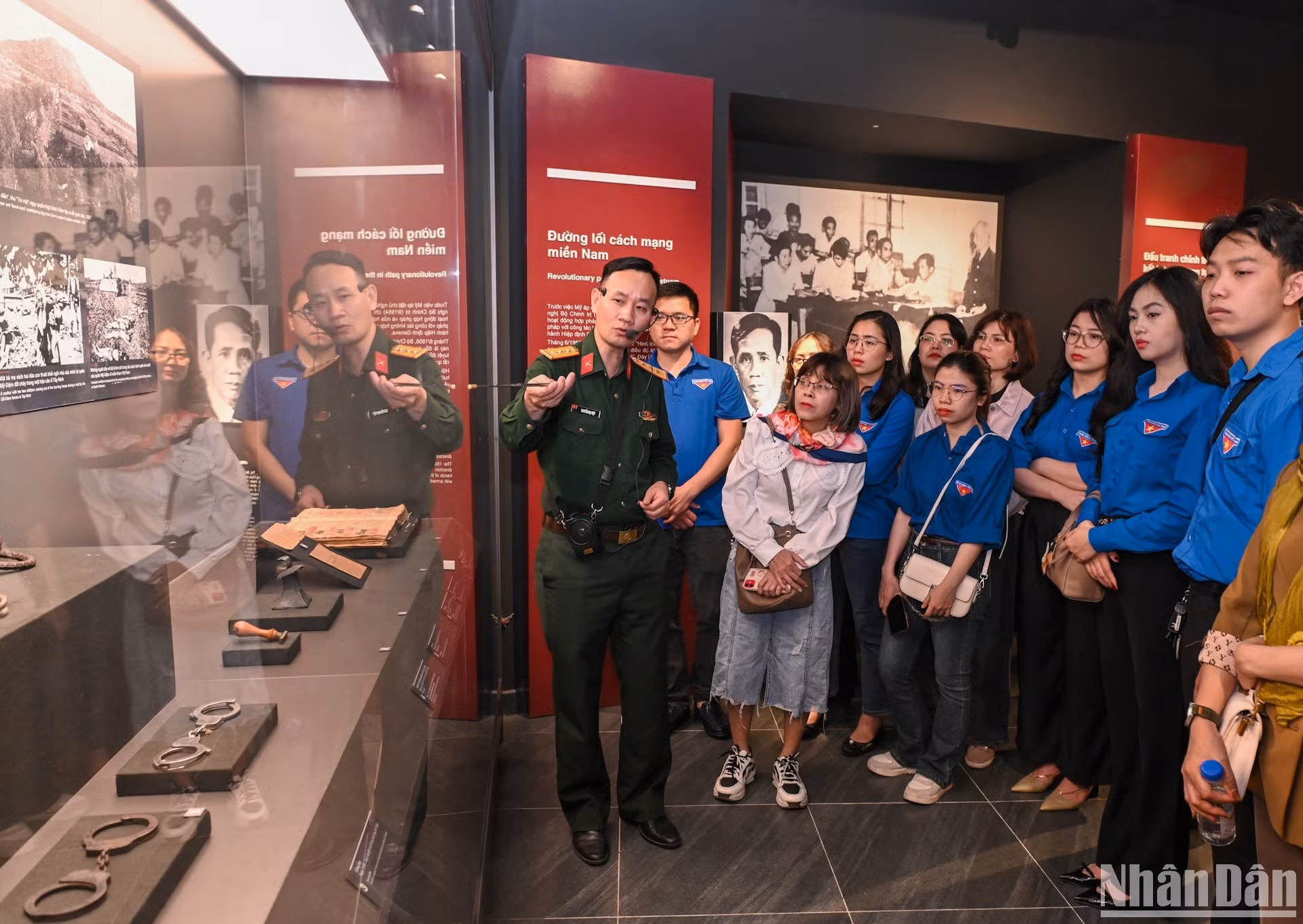 La delegación juvenil escucha explicación sobre artefactos de guerra.