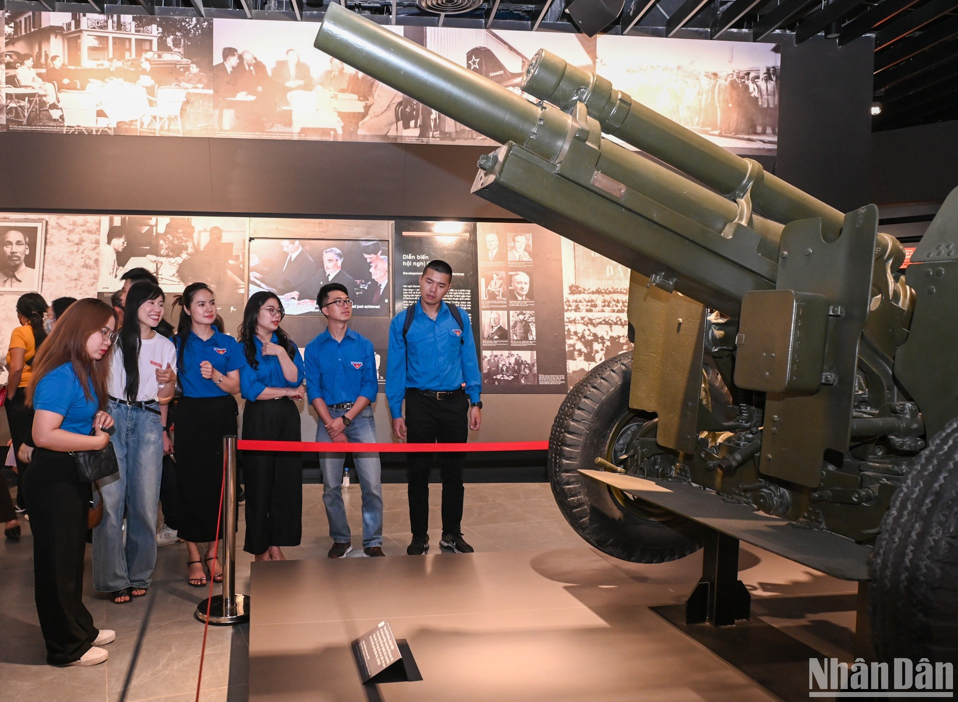 Un ejemplar del cañón de tierra de 105 milímetros. Con esta arma, la 806.ª Compañía de la 45.ª División abrió fuego contra la base de Him Lam, dando inicio a la legendaria Campaña de Dien Bien Phu. Un ejemplar del cañón de tierra de 105 milímetros. Con esta arma, la 806.ª Compañía de la 45.ª División abrió fuego contra la base de Him Lam, dando inicio a la legendaria Campaña de Dien Bien Phu.