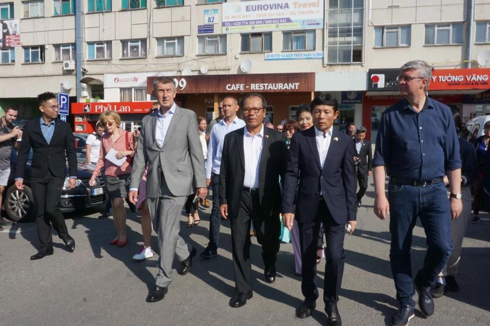 El primer ministro checo Andrej Babiš se reúne con representantes de la comunidad vietnamita radicada en la República Checa (Praga, 14 de septiembre de 2021).