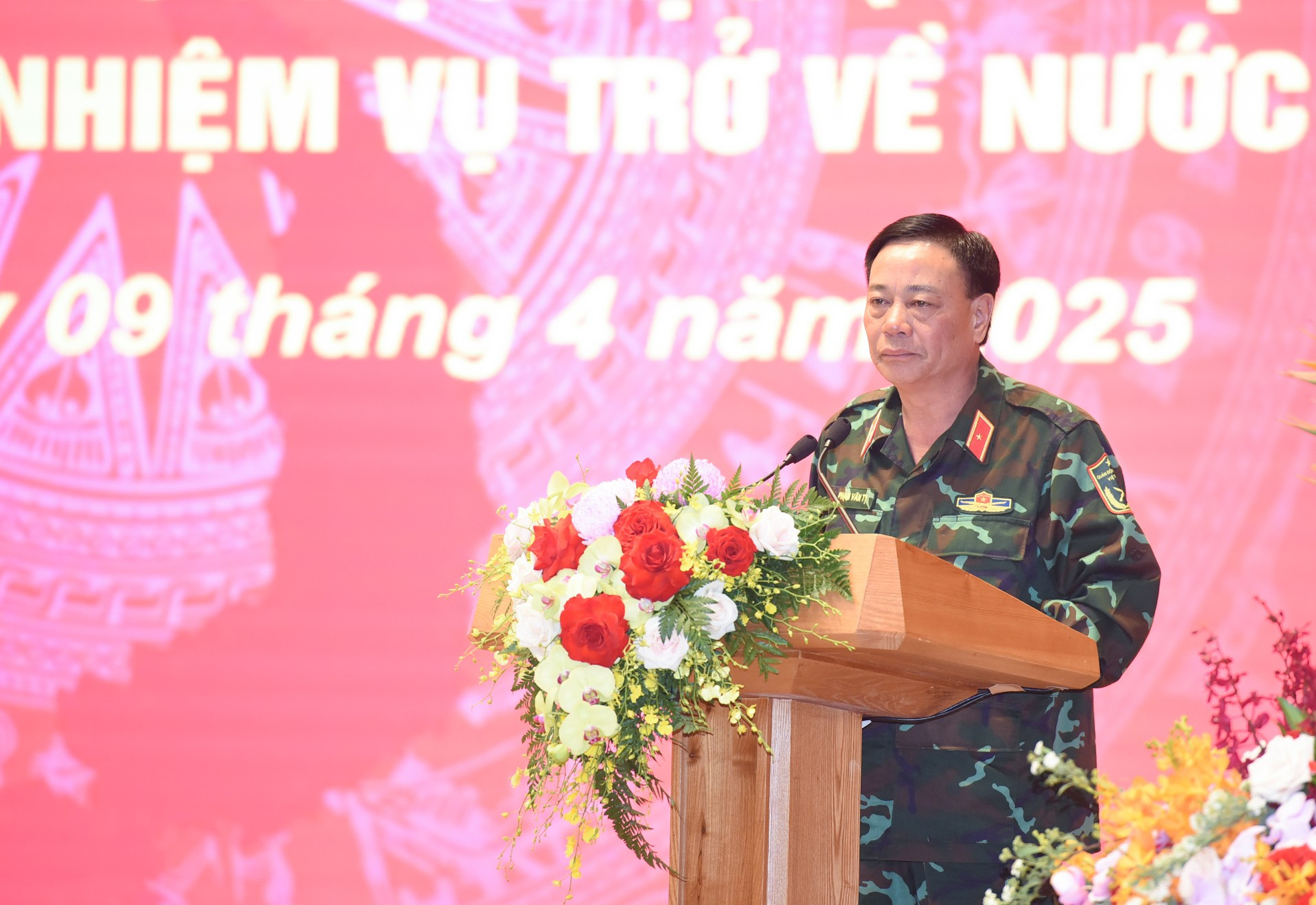 El general de brigada Pham Van Ty, subdirector del Departamento de Rescate y Socorro del Estado Mayor General y jefe de la delegación de rescastistas del Ejército Popular de Vietnam para Myanmar. El general de brigada Pham Van Ty, subdirector del Departamento de Rescate y Socorro del Estado Mayor General y jefe de la delegación de rescastistas del Ejército Popular de Vietnam para Myanmar.