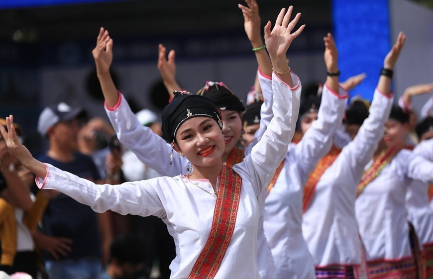 Las chicas del grupo étnico Cham presentan danzas que recrean actividades comunitarias en la provincia de Binh Dinh. Las chicas del grupo étnico Cham presentan danzas que recrean actividades comunitarias en la provincia de Binh Dinh.
