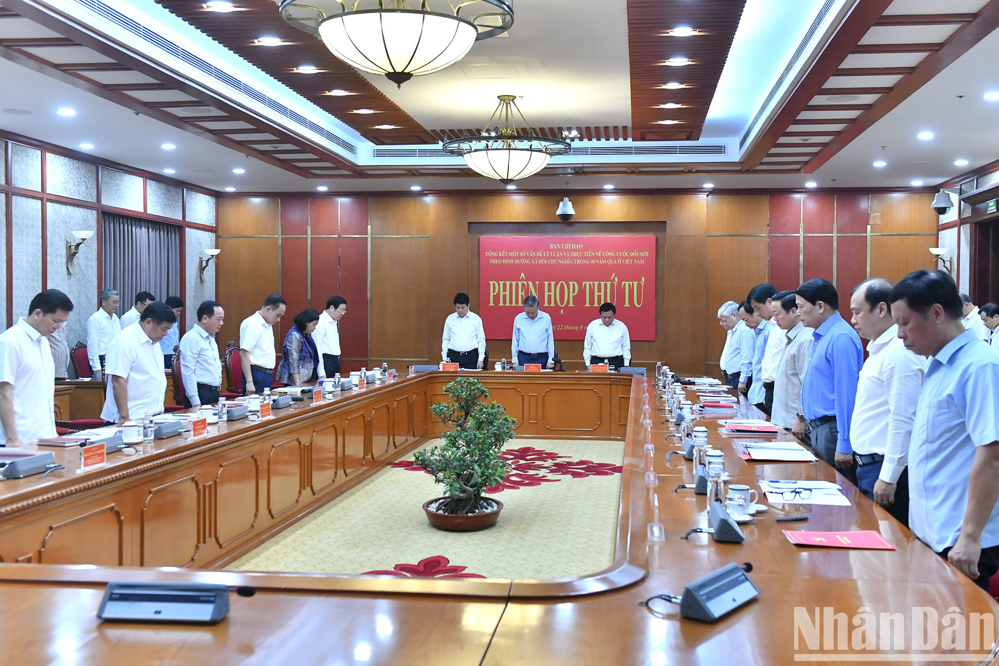 Los participantes guardan un minuto de silencio en homenaje al secretario general del PCV Nguyen Phu Trong (1944-2024).
