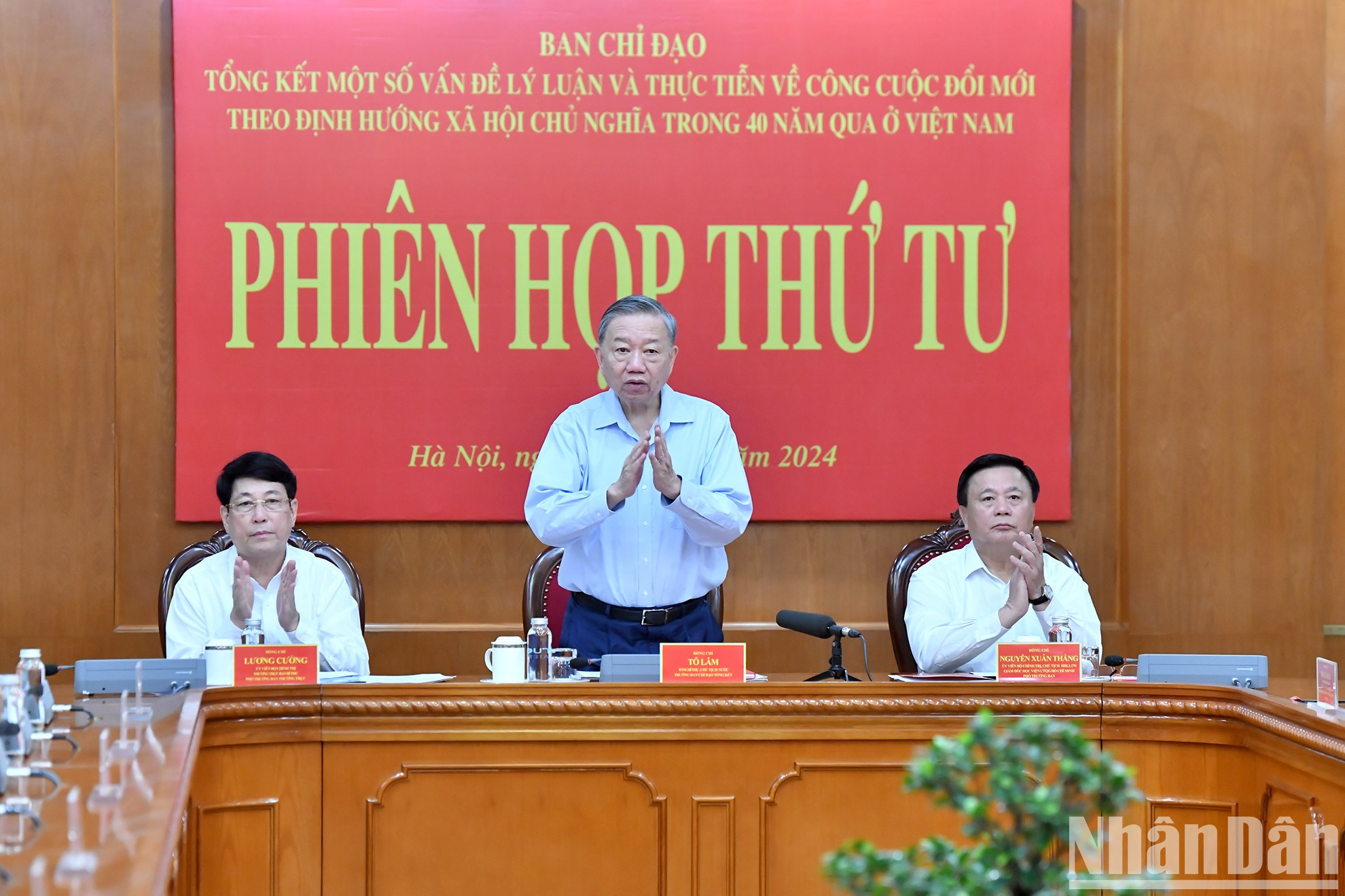 El máximo dirigente vietnamita (de pie) y los copresidentes de la sesión, Luong Cuong (izquierda), miembro permanente del Secretariado del Comité Central del PCV, y Nguyen Xuan Thang, miembro del Buró Político del Comité Central del PCV, director de la Academia Nacional de Política Ho Chi Minh y presidente del Consejo Teórico Central.