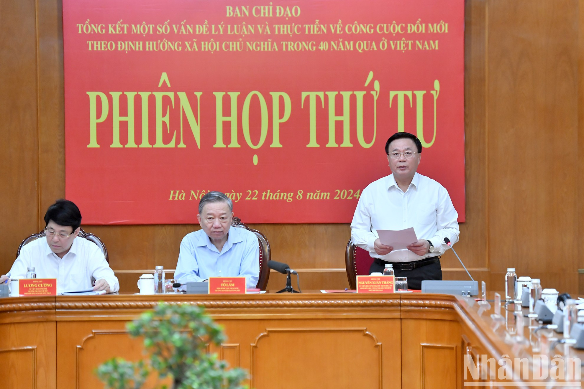 El compañero Nguyen Xuan Thang presenta un informe.