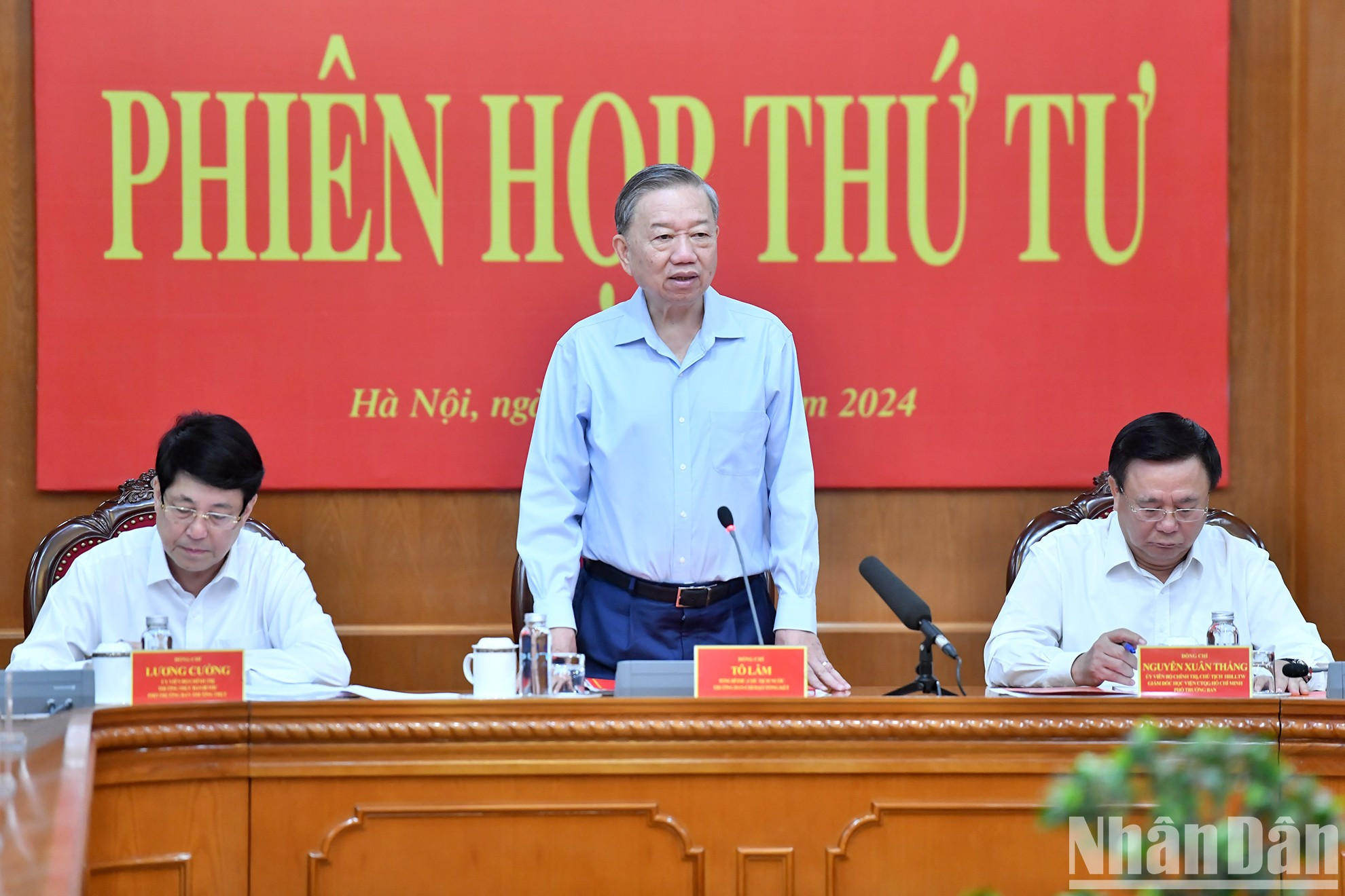 El secretario general y presidente To Lam interviene.