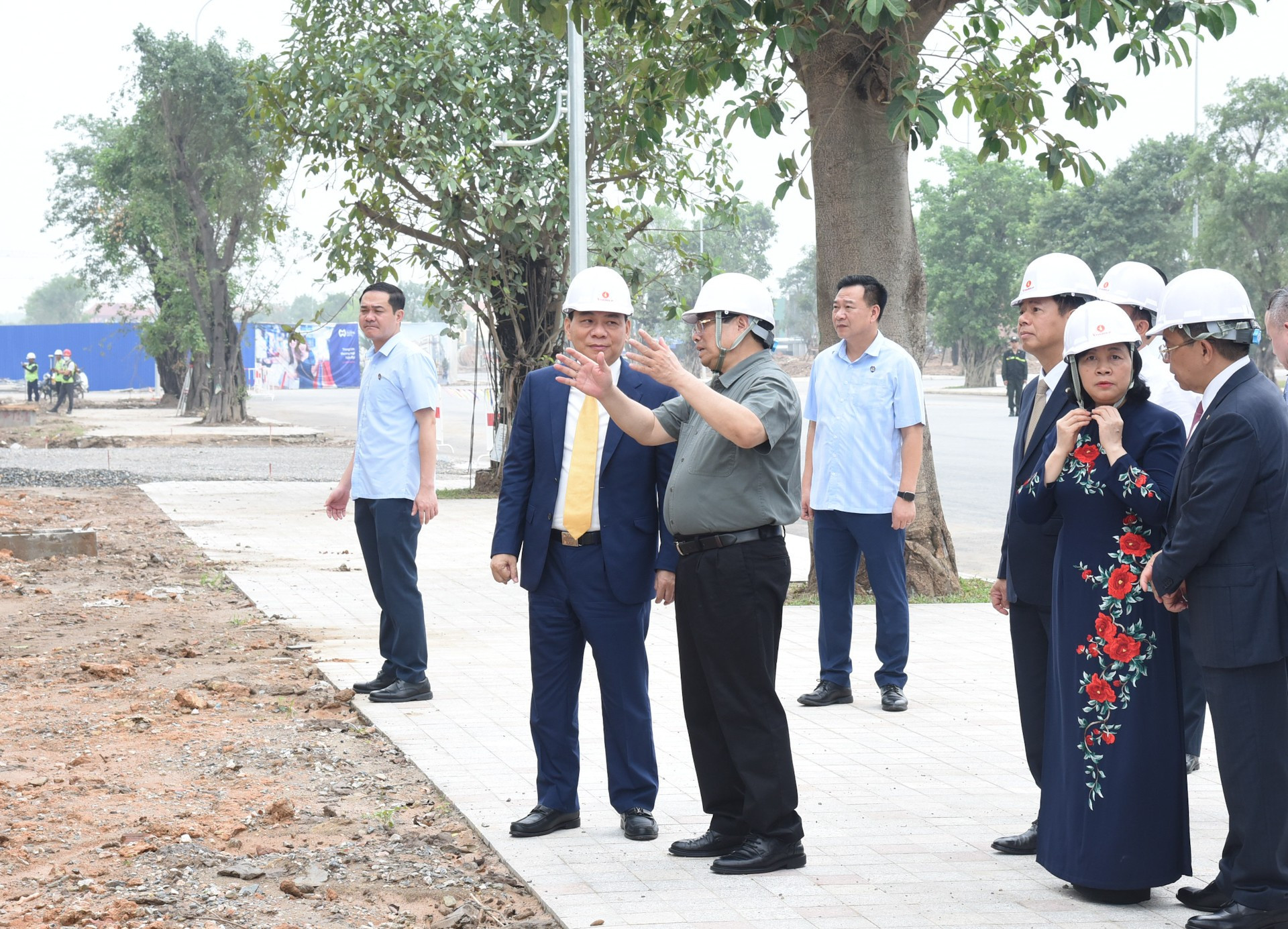 El jefe de Gobierno chequea el cronograma del proyecto. El jefe de Gobierno chequea el cronograma del proyecto.