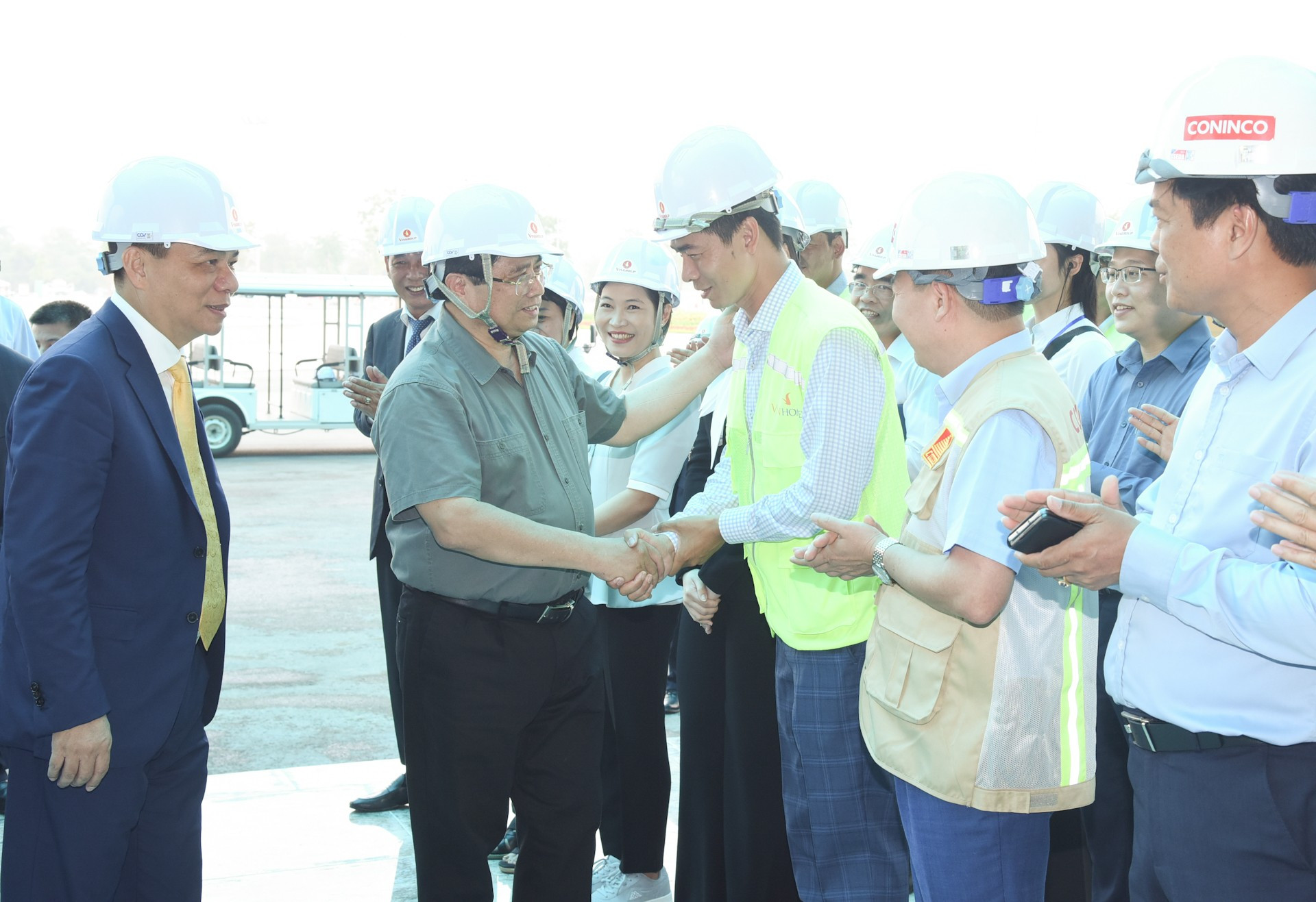 El premier Pham Minh Chinh anima a los ingenieros y obreros en el sitio. El premier Pham Minh Chinh anima a los ingenieros y obreros en el sitio.