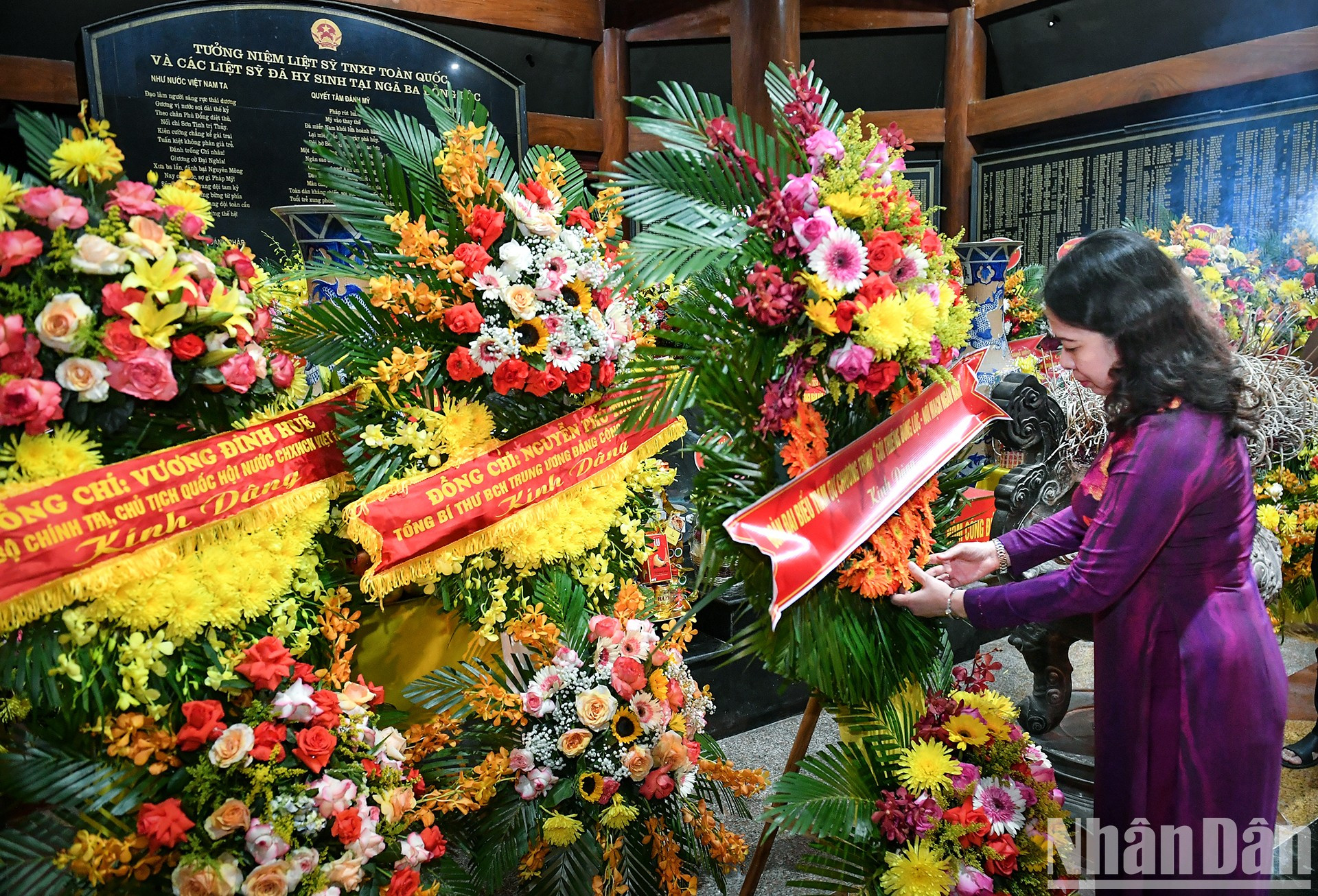 La subjefa del Estado deposita una ofrenda floral en la casa de estela conmemorativa de los voluntarios mártires de todo el país, donde se conservan datos de más de cuatro mil jóvenes vietnamitas dedicados a la gran lucha.