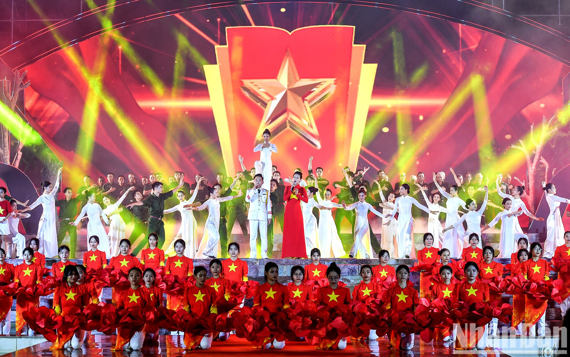 Con actuaciones de diversos géneros interpretadas por centenares de artistas profesionales y aficionados, el evento dejó una profunda impronta en los espectadores y aportó así a la educación del pueblo sobre las tradiciones revolucionarias y culturales.