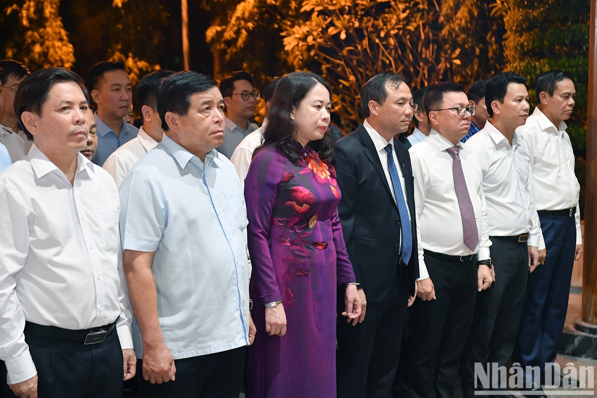 La delegación rinde homenaje ante el monumento dedicado a las 10 voluntarias.