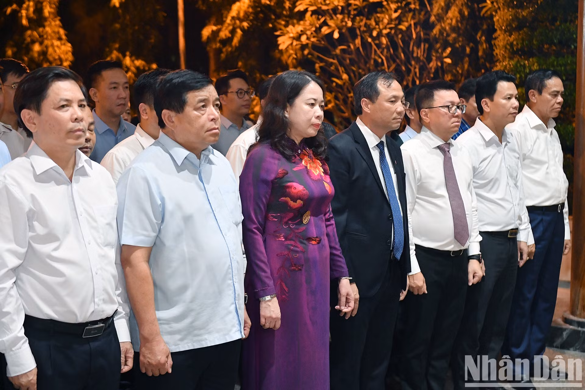 La delegación rinde homenaje ante el monumento dedicado a las 10 voluntarias.