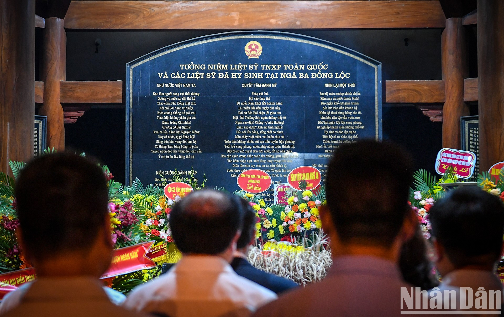 Ofrecimiento de inciensos en el recinto.