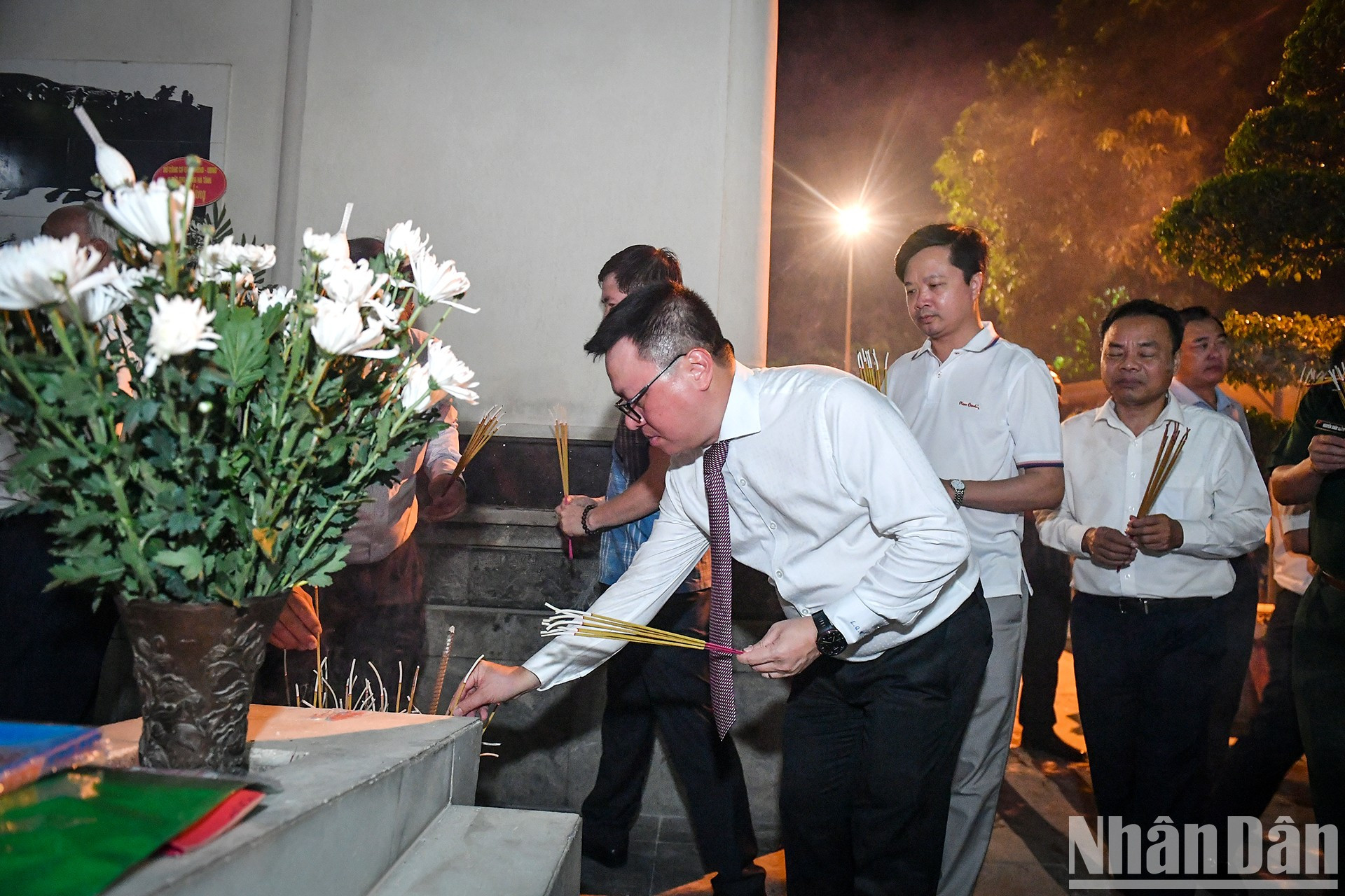 El compañero Le Quoc Minh rinde homenaje a los soldados mártires.