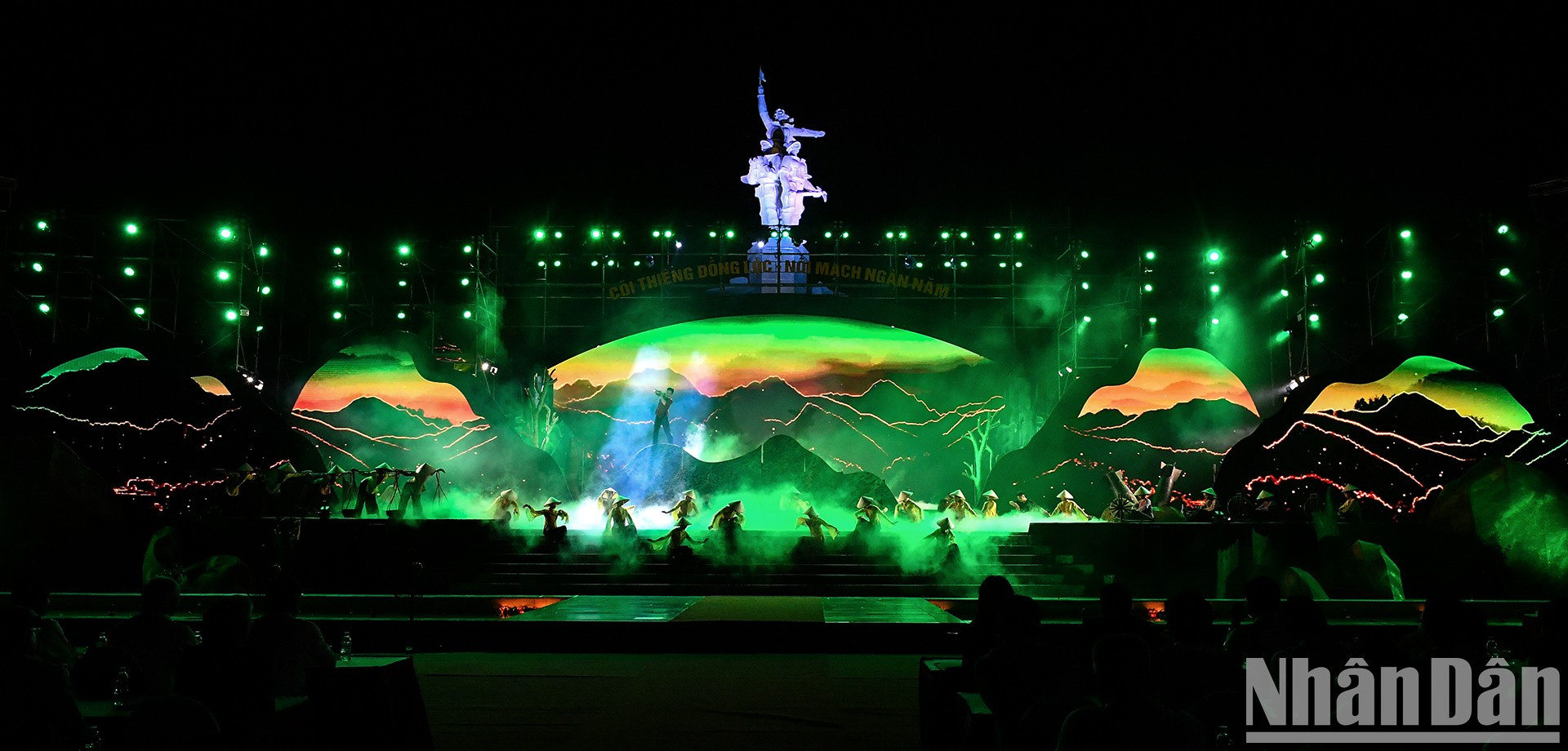 Las actuaciones de la velada fueron diseñadas a gran escala y cargadas de una infinita gratitud de las generaciones de hoy a los caídos en ese legendario campo de batalla.