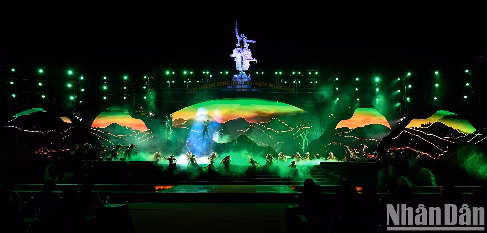 Las actuaciones de la velada fueron diseñadas a gran escala y cargadas de una infinita gratitud de las generaciones de hoy a los caídos en ese legendario campo de batalla.