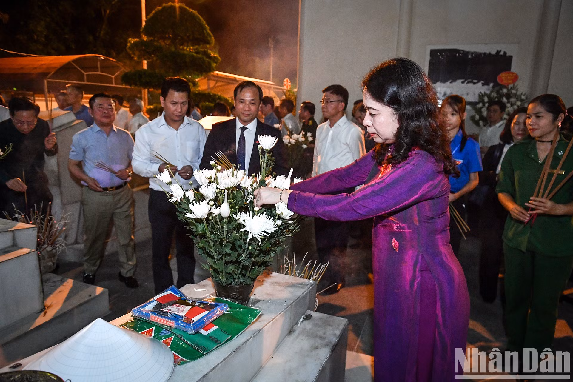 Al alabar el ejemplo del patriotismo, la voluntad inquebrantable y la devoción de los mártires a los ideales de la independencia nacional y el socialismo, la dirigente prometió seguir los esfuerzos y la unidad para construir un país cada vez más próspero y civilizado.