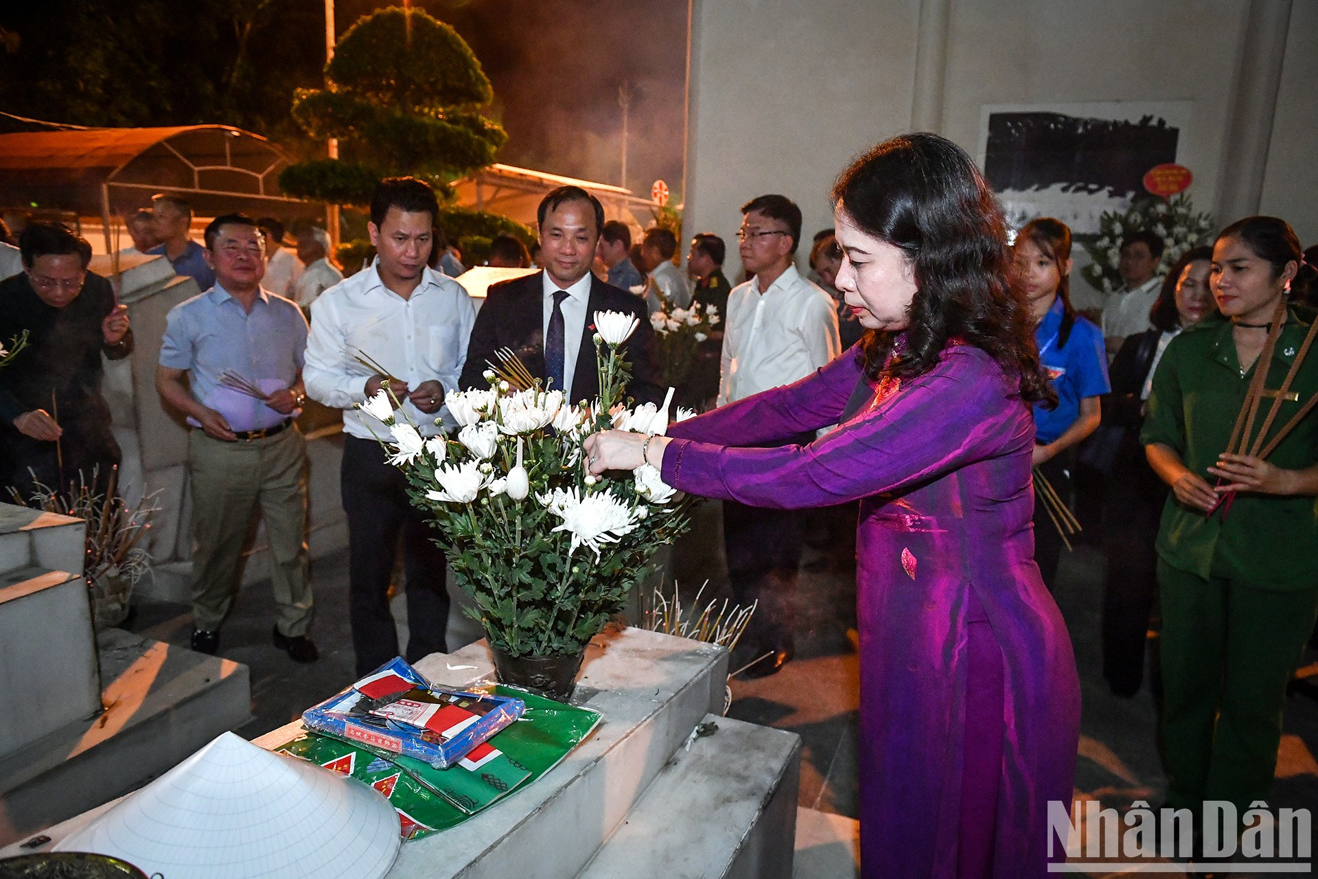 Al alabar el ejemplo del patriotismo, la voluntad inquebrantable y la devoción de los mártires a los ideales de la independencia nacional y el socialismo, la dirigente prometió seguir los esfuerzos y la unidad para construir un país cada vez más próspero y civilizado.