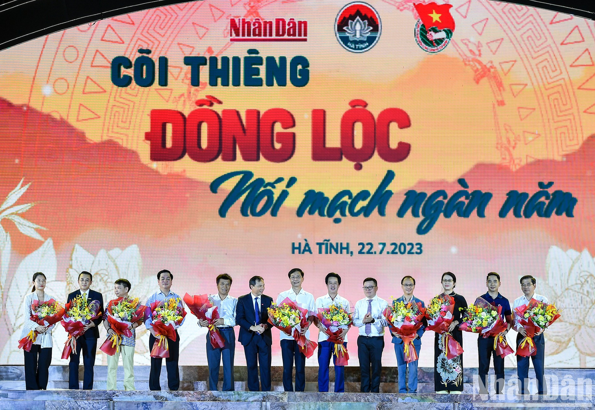 Trung Dung y Le Quoc Minh, miembro del Comité Central del Partido, subjefe de su Comisión de Comunicación y Educación, presidente-editor del periódico Nhan Dan y titular de la Asociación de Periodistas de Vietnam, entregan flores a los patrocinadores del evento.