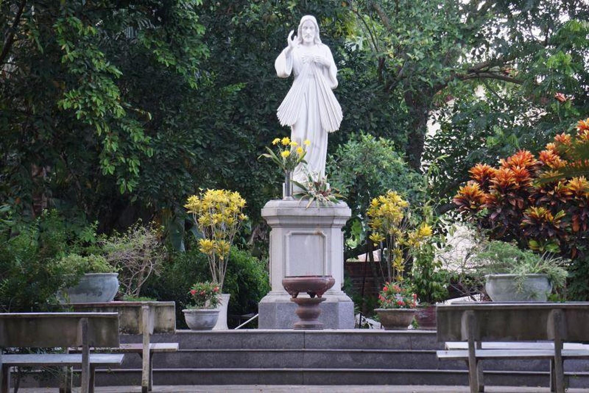 La iglesia sirve para las prácticas religiosas de los lugareños. La iglesia sirve para las prácticas religiosas de los lugareños.