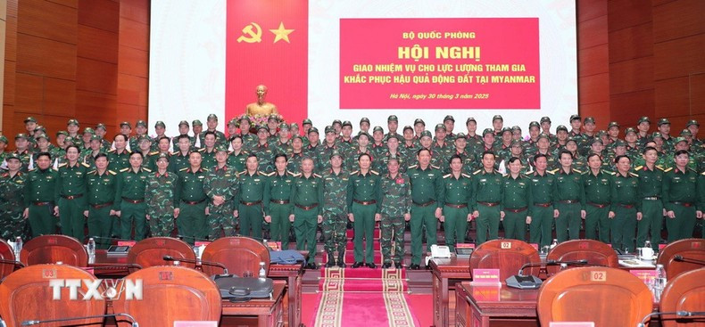 Los participantes posan para fotos.