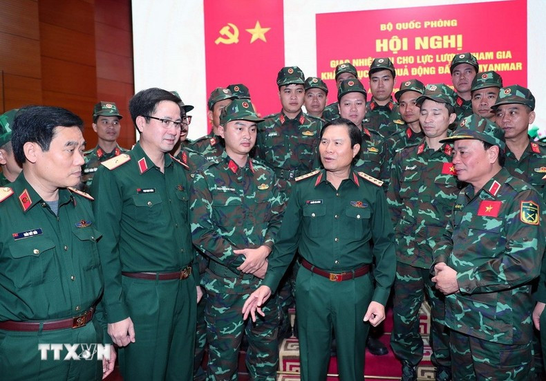 El general Nguyen Tan Cuong, jefe del Estado Mayor General del Ejército Popular de Vietnam y viceministro de Defensa, anima a los rescatistas antes de su marcha para la misión.