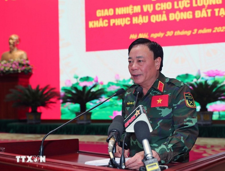 El general de división Pham Van Ty, subdirector del Departamento de Socorro y Rescate, quien estará al frente de la delegación, interviene en la ceremonia.