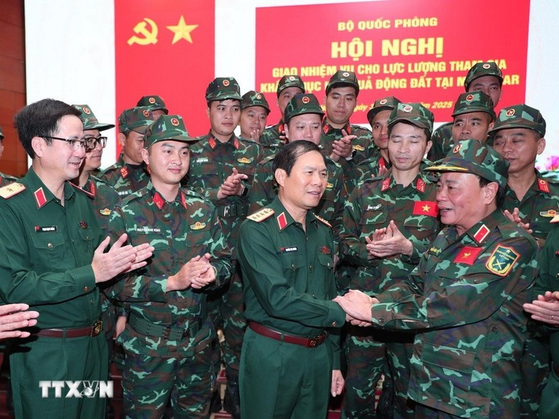 El general Nguyen Tan Cuong, jefe del Estado Mayor General del Ejército Popular de Vietnam y viceministro de Defensa, anima a los rescatistas antes de su marcha para la misión.