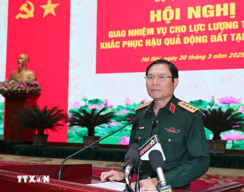 El general Nguyen Tan Cuong asigna tareas a los 80 oficiales.