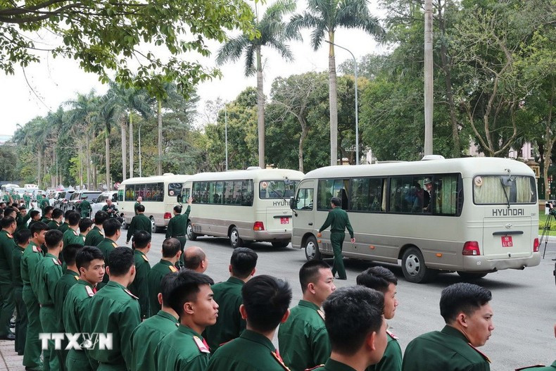 El general Nguyen Tan Cuong y representantes de las agencias pertinentes se despiden de los oficiales.