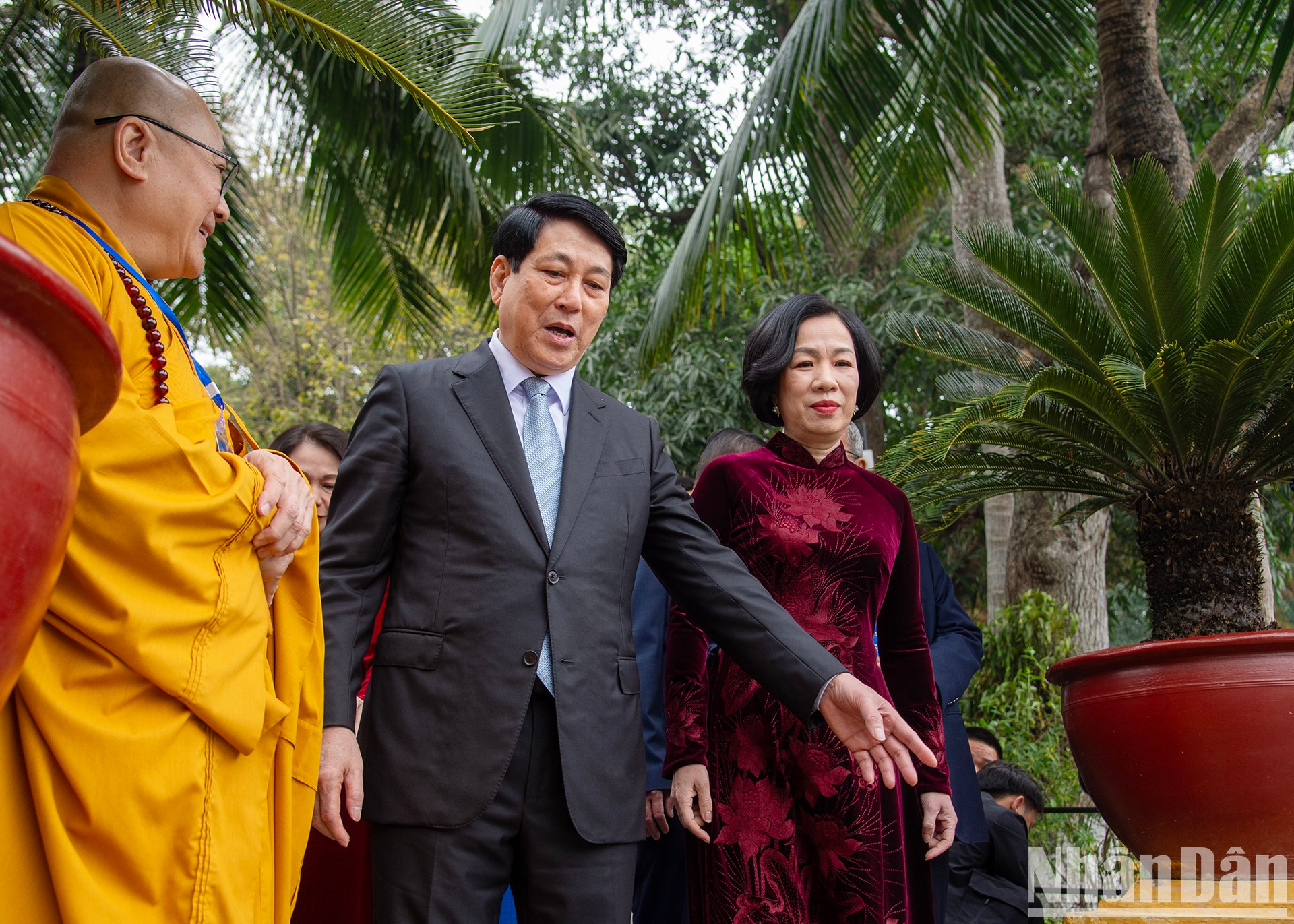 A continuación, el dirigente y su cónyuge recorren la Zona de Reliquias dedicadas al Presidente Ho Chi Minh en el Palacio Presidencial para realizar el ritual de liberación de carpas. A continuación, el dirigente y su cónyuge recorren la Zona de Reliquias dedicadas al Presidente Ho Chi Minh en el Palacio Presidencial para realizar el ritual de liberación de carpas.