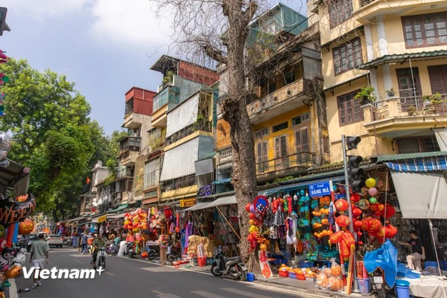 Situada en el corazón del casco antiguo de Hanói, la calle de Hang Ma es conocida por su ambiente bullicioso durante todo el año, especialmente durante el Tet (Año Nuevo Lunar) o el Festival del Medio Otoño. Aquí se reúnen comercios especializados en la venta de decoración, desde farolillos, papeles votivos hasta otro tipo de artículos decorativos hechos a mano. Situada en el corazón del casco antiguo de Hanói, la calle de Hang Ma es conocida por su ambiente bullicioso durante todo el año, especialmente durante el Tet (Año Nuevo Lunar) o el Festival del Medio Otoño. Aquí se reúnen comercios especializados en la venta de decoración, desde farolillos, papeles votivos hasta otro tipo de artículos decorativos hechos a mano.