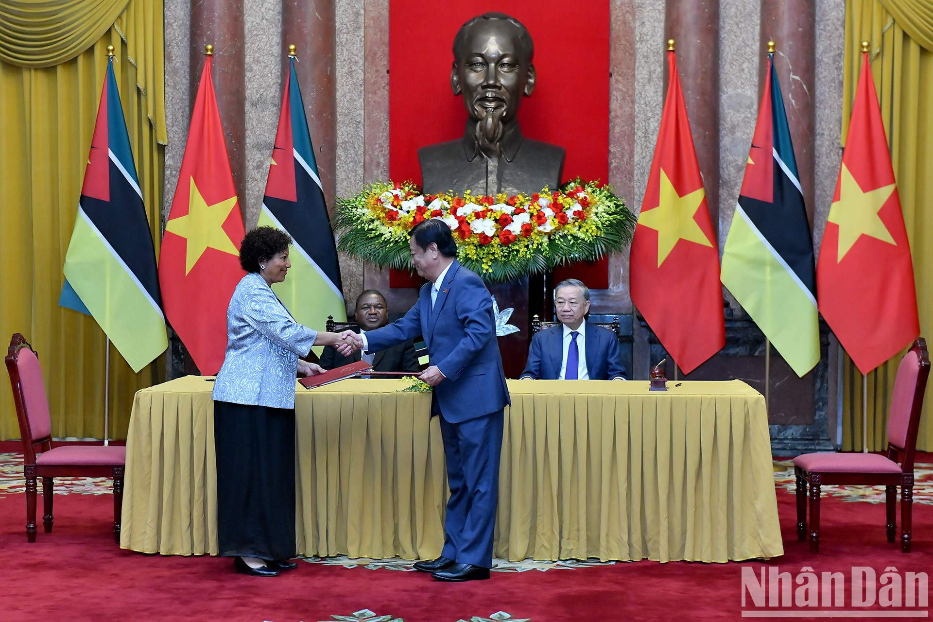 Los dos mandatarios presencian la rúbrica de un memorando de entendimiento sobre cooperación entre el Ministerio de Agricultura y Desarrollo Rural de Vietnam y el Ministerio del Mar, Aguas Interiores y Pesca de Mozambique. Los dos mandatarios presencian la rúbrica de un memorando de entendimiento sobre cooperación entre el Ministerio de Agricultura y Desarrollo Rural de Vietnam y el Ministerio del Mar, Aguas Interiores y Pesca de Mozambique.