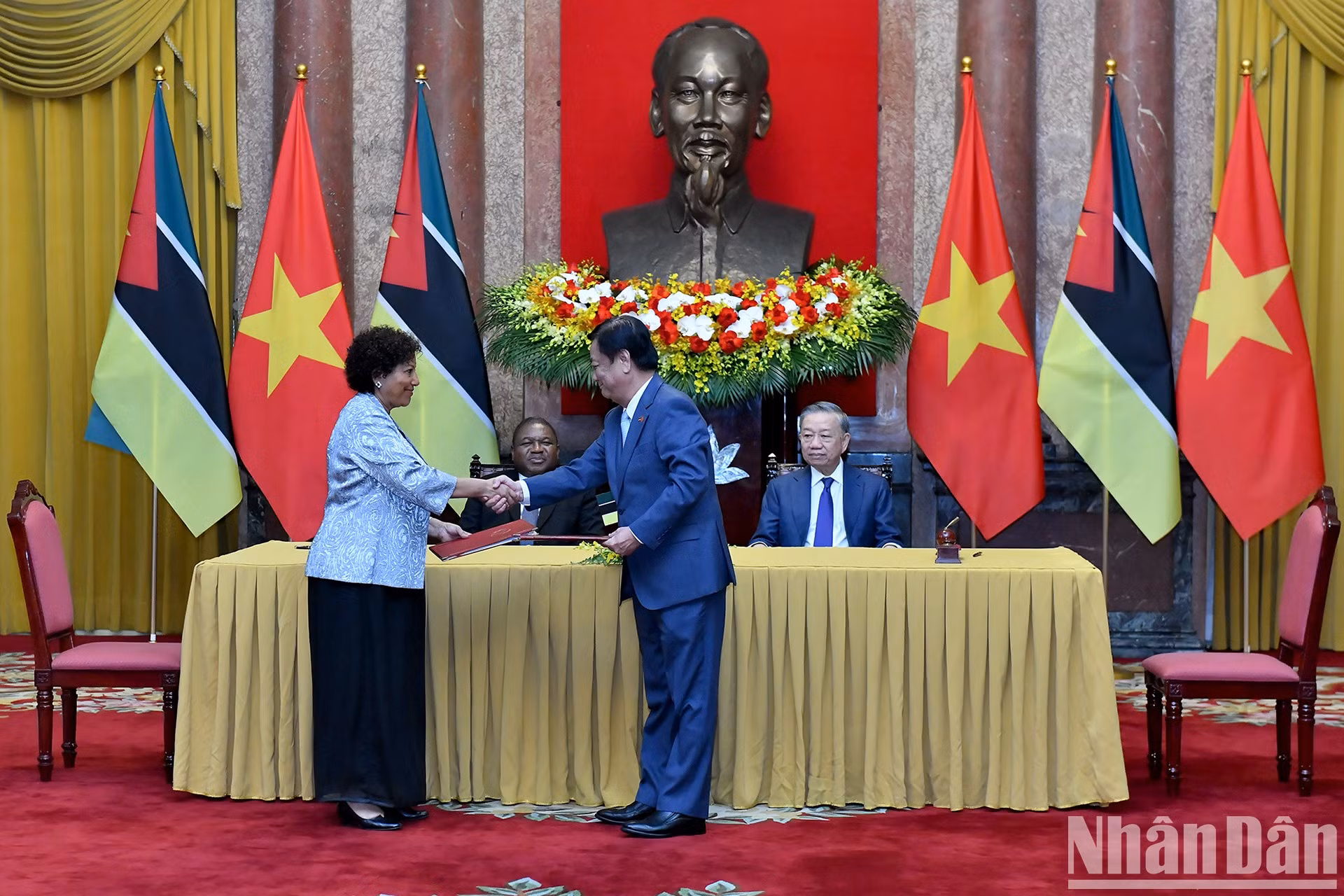 Los dos mandatarios presencian la rúbrica de un memorando de entendimiento sobre cooperación entre el Ministerio de Agricultura y Desarrollo Rural de Vietnam y el Ministerio del Mar, Aguas Interiores y Pesca de Mozambique.